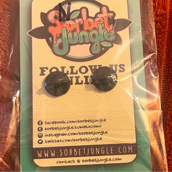 Cute pin 💛💛💛 - Picture 2 of 2